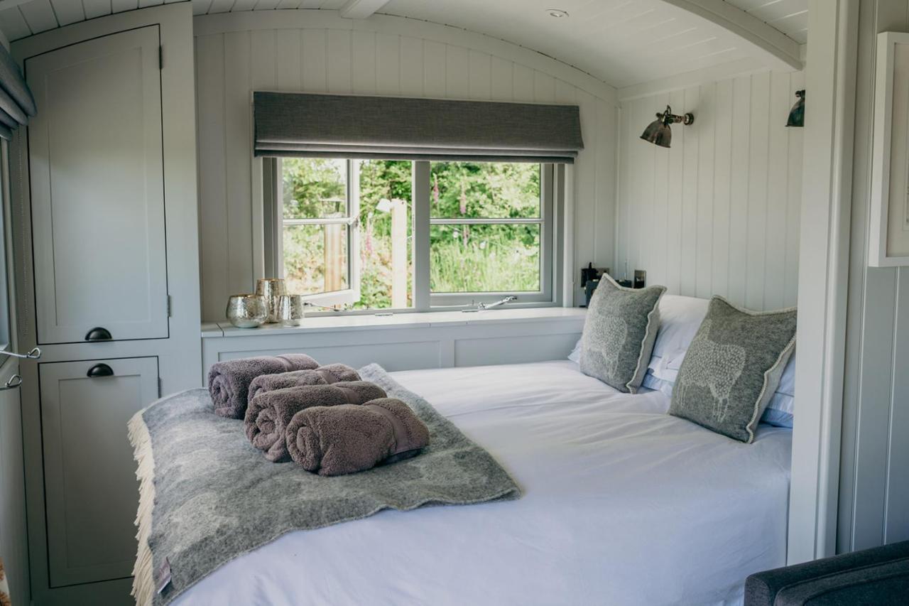 Blatchford Briar - Award Winning Private Shephards Huts With Their Own Secluded Hot Tubs Milton Abbot Bagian luar foto