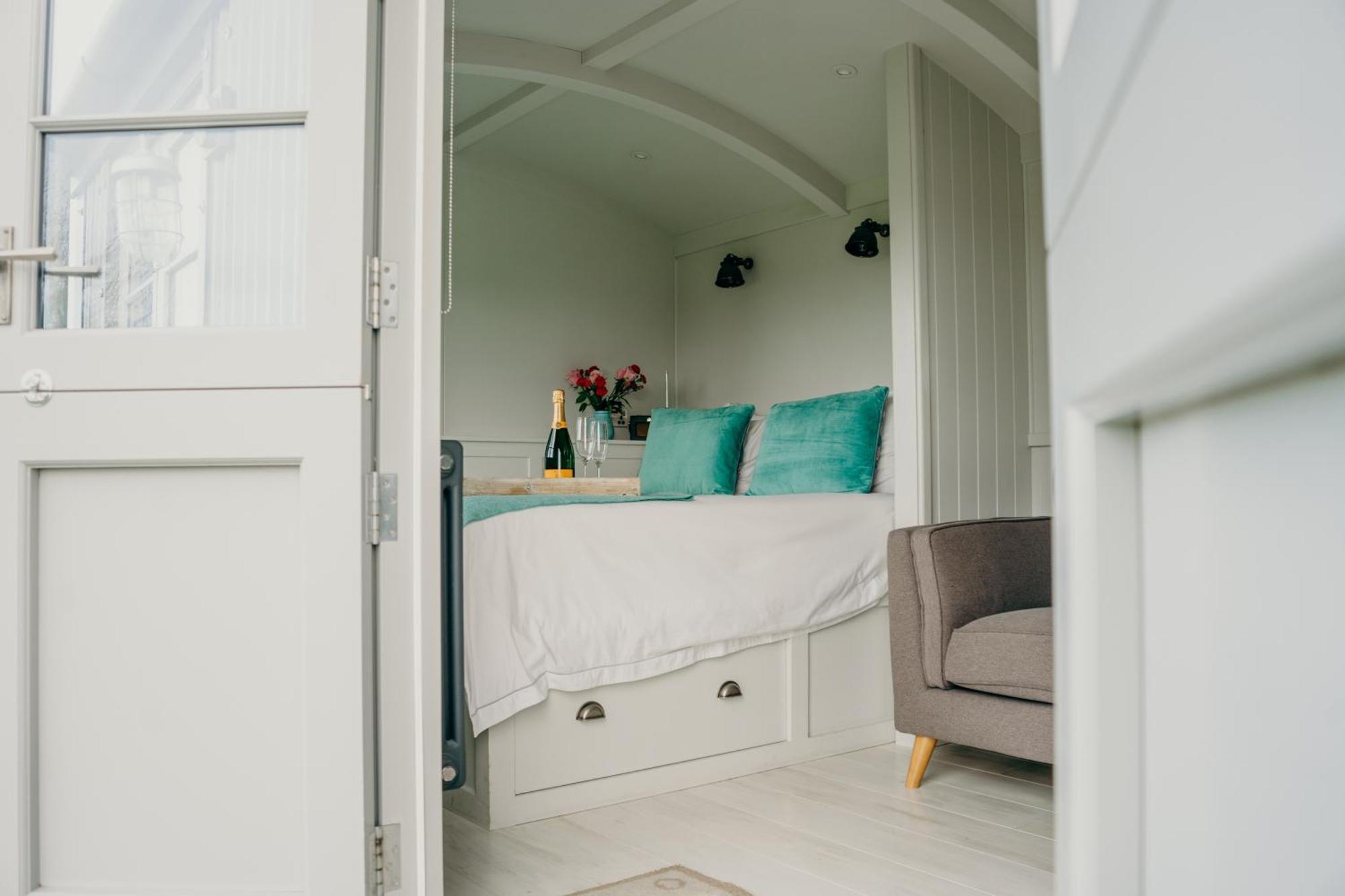Blatchford Briar - Award Winning Private Shephards Huts With Their Own Secluded Hot Tubs Milton Abbot Bagian luar foto